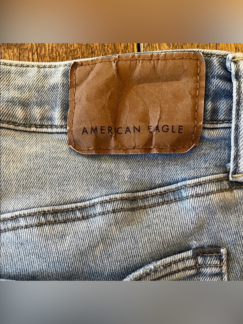 Men's AEO Light Wash Relaxed Jeans - Picture 3 of 14
